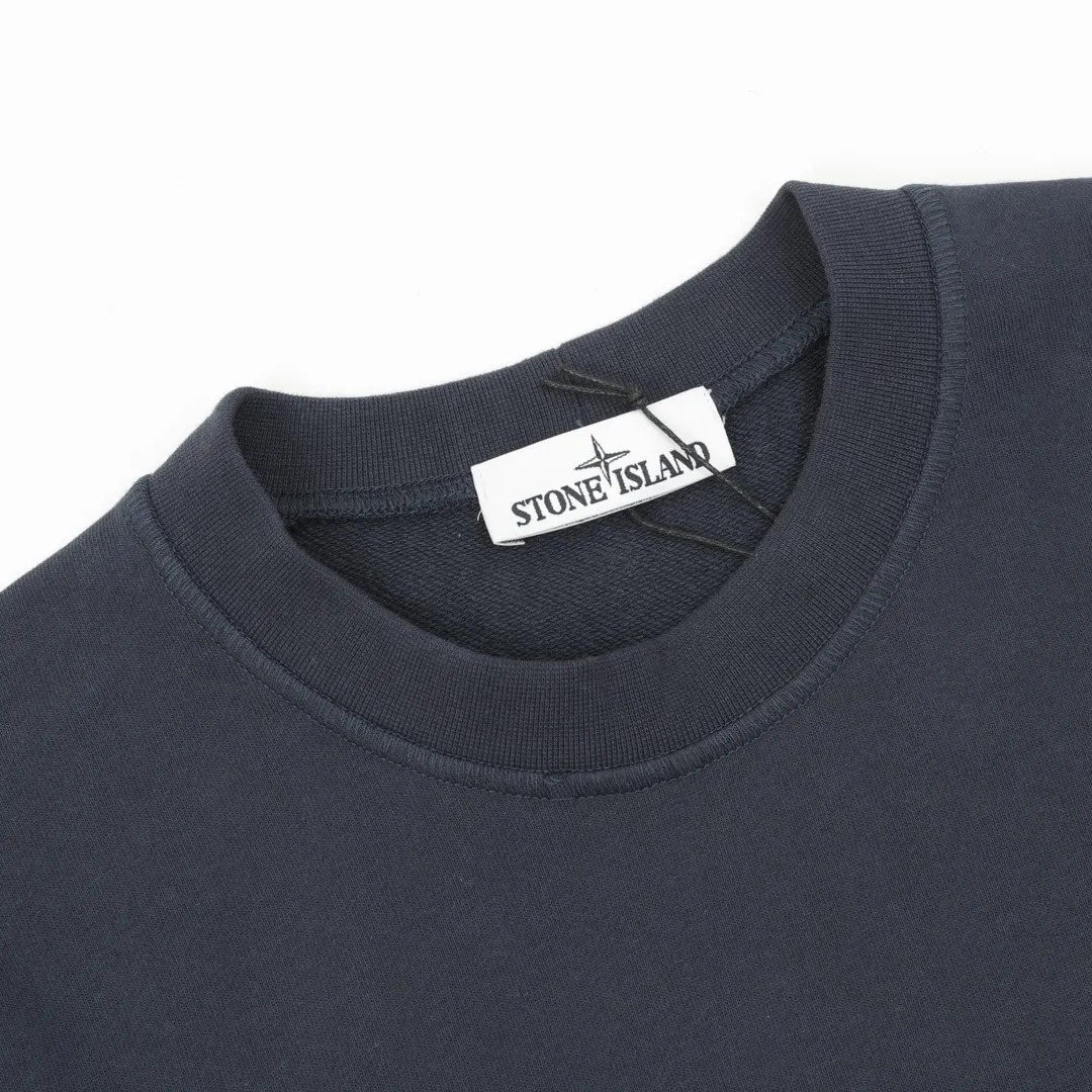 P440 Stone Island 25FW reflective letter round neck sweatshirt is made of high-quality pure cotton fabric, which is not only soft to the touch, without any itch when close to the skin, but also has excellent performance. Moreover, the fabric has been specially treated to be wear-resistant and can still maintain good shape and color after multiple washes. The classic round neck design is simple and elegant, adapting to various face shapes and facial lines. The exquisite stitching on the cuffs and hem demonstrates the brand's ultimate pursuit of details. It is strong and durable and will not easily come off. Size: S-XL